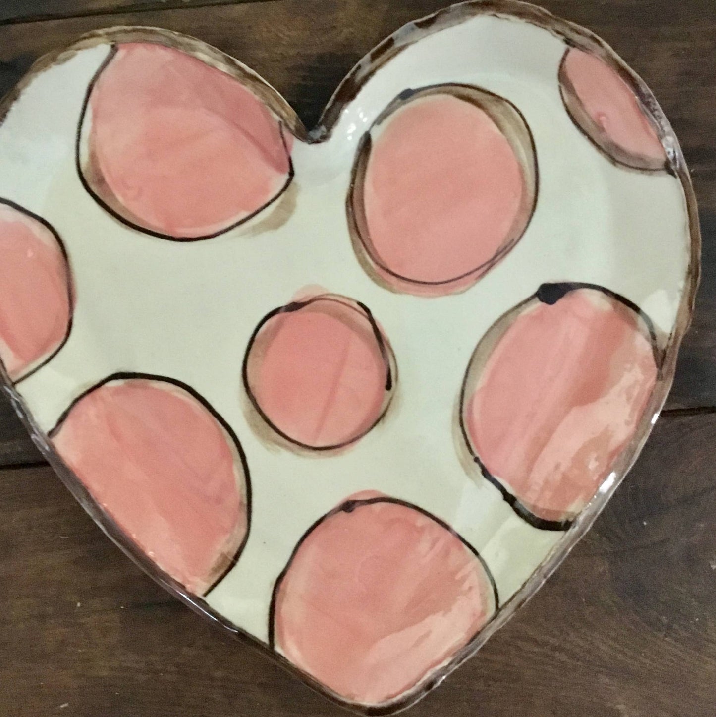 Plato pequeño de corazón (lunares rosas)