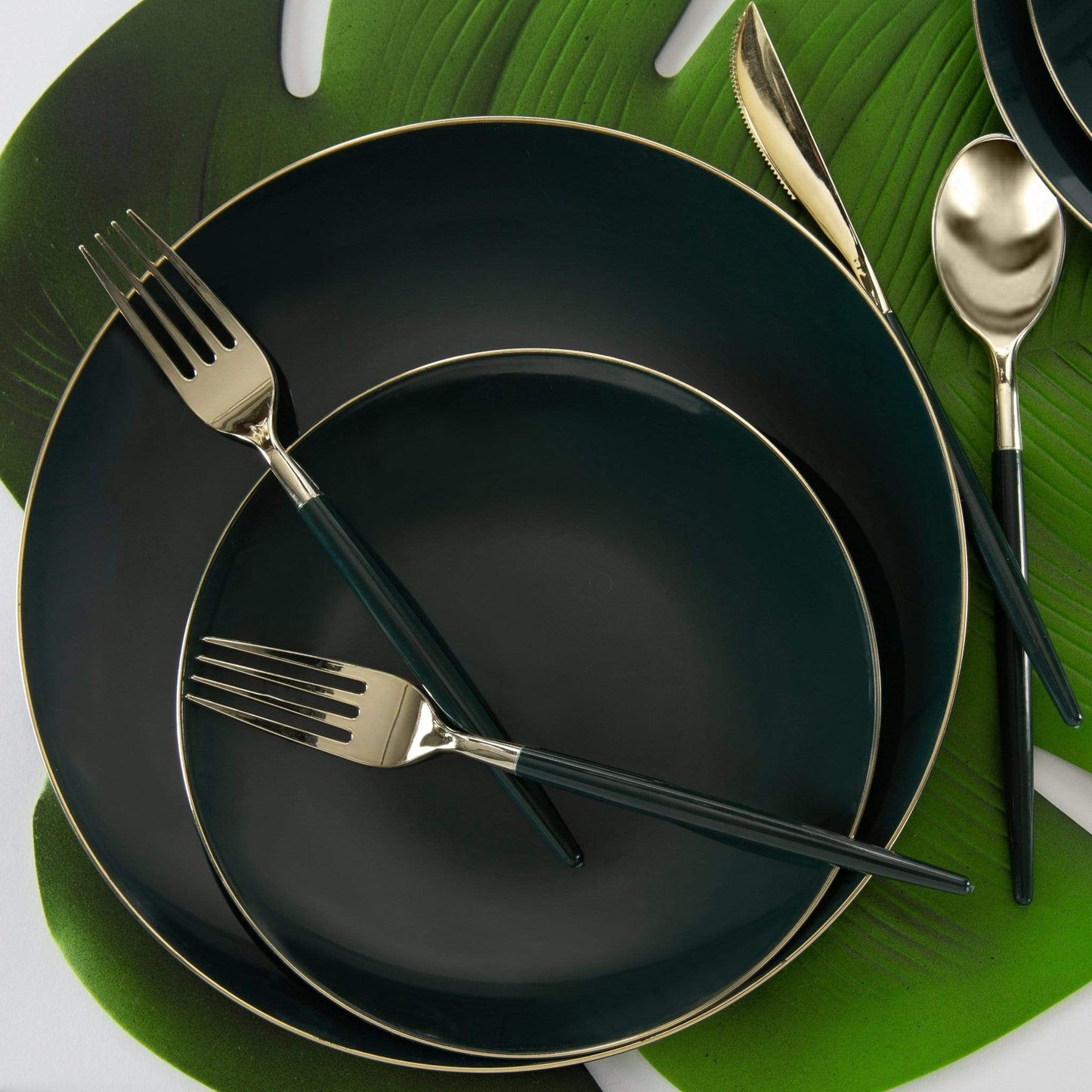 Round Emerald • Gold Plastic Plates | 10 Pack