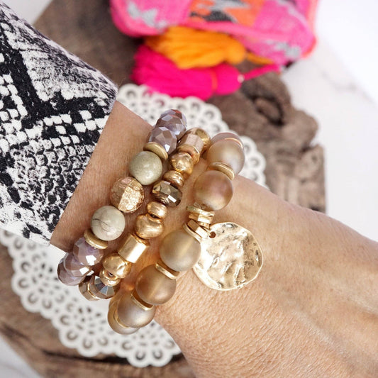 Conjunto llamativo de pulseras de monedas con cuentas bohemias en rosa