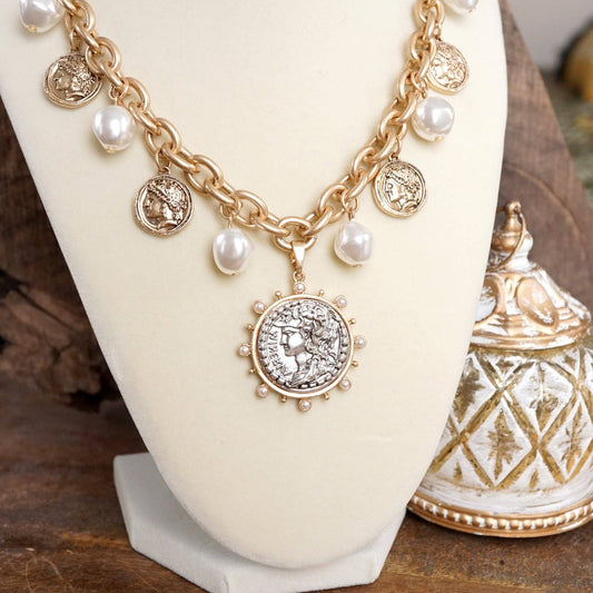 Collar bohemio con dijes de monedas y perlas en tonos dorados y plateados