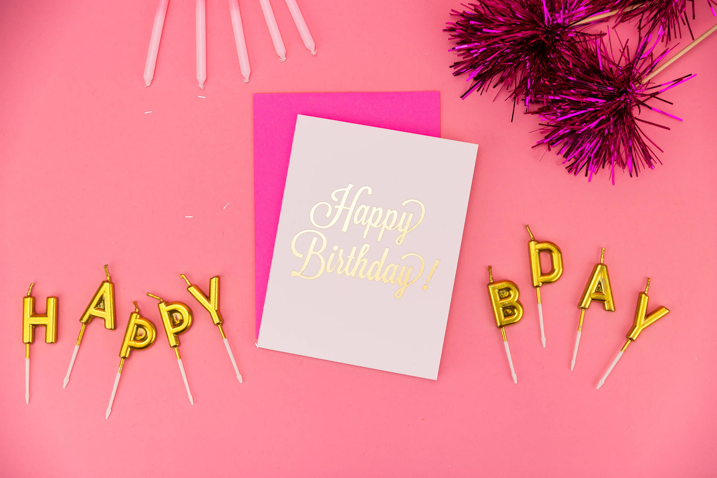 Tarjeta tipográfica con texto "Feliz cumpleaños" - Impresión en lámina dorada