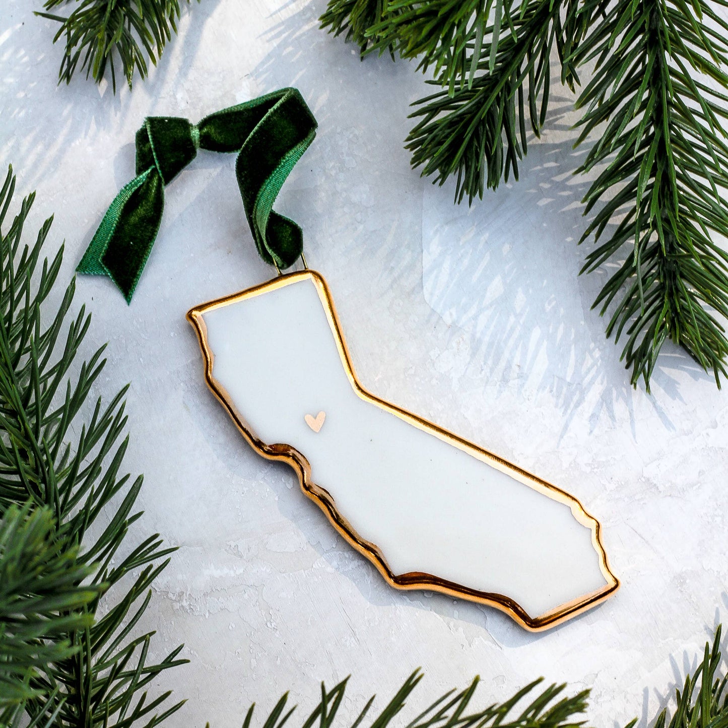 Cerámica Apricity - Adornos estatales de porcelana de California hechos a mano con corazón dorado