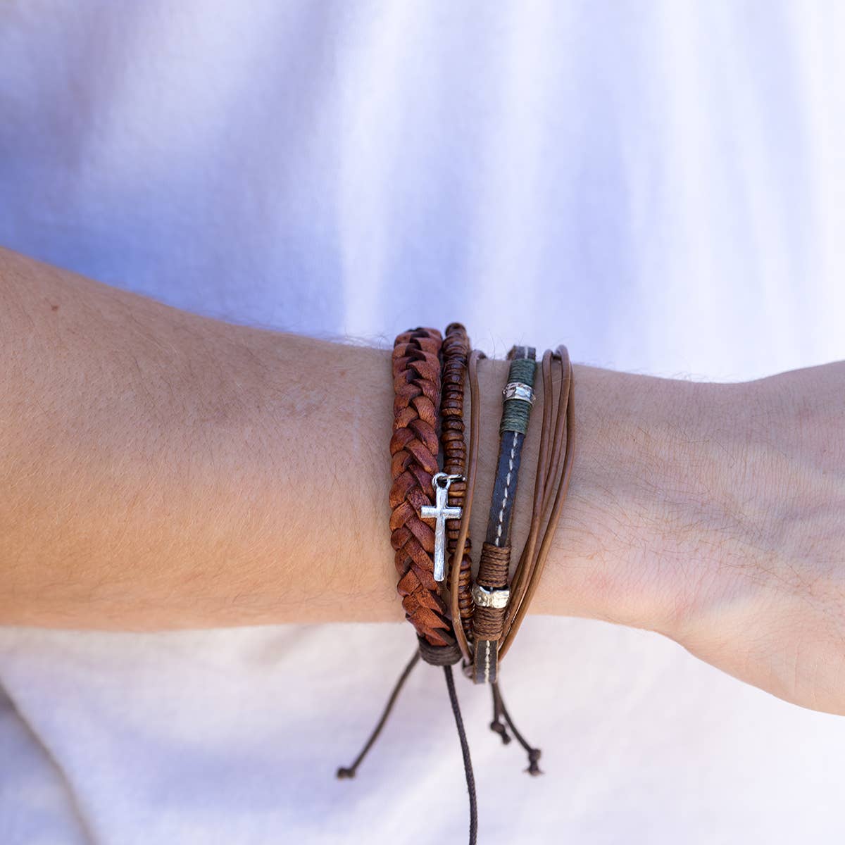 Conjunto de pulsera para hombre con cuentas marrones, cruz y cuero mixto.