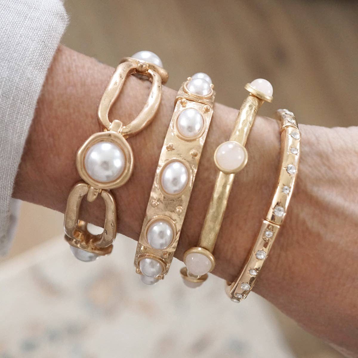 Luminous Muse – Brazalete elástico con perlas en oro desgastado