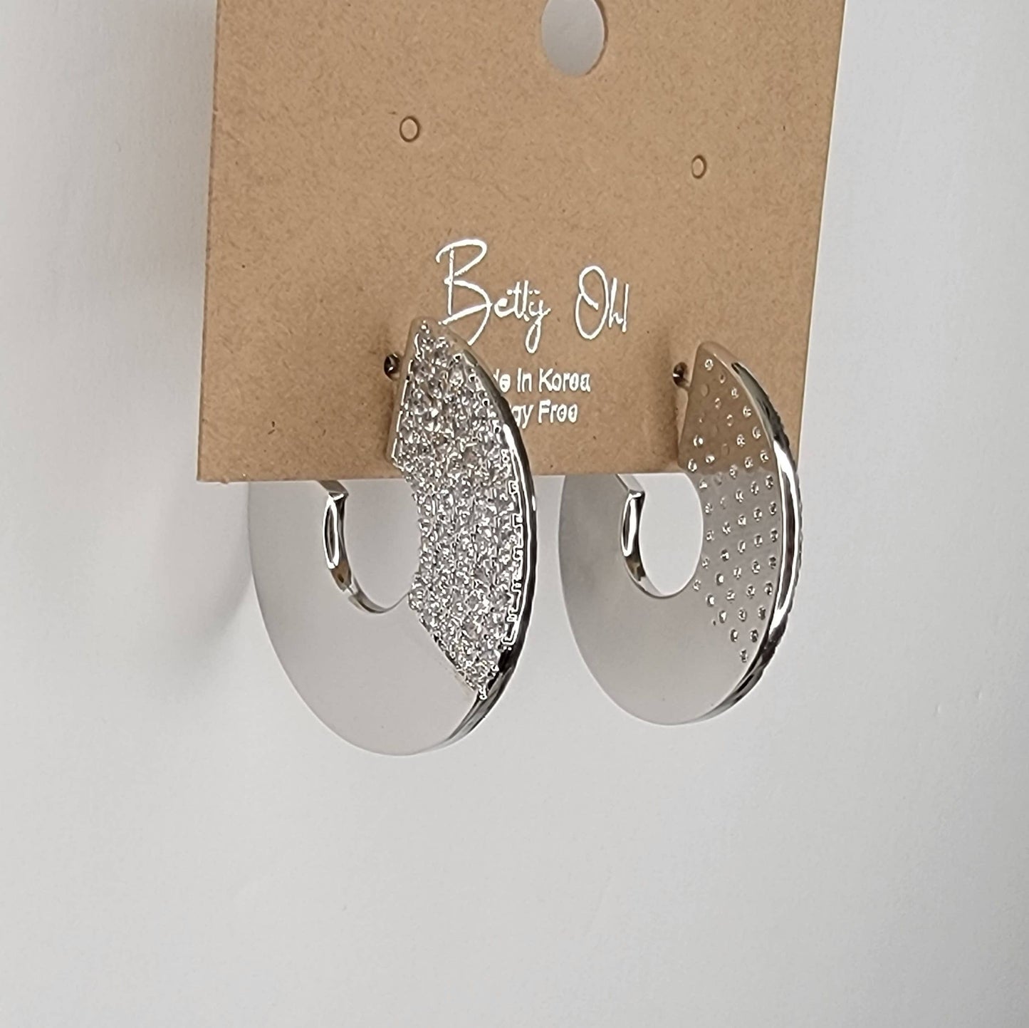 CZ CIRCLE HOOP-Lage with Post