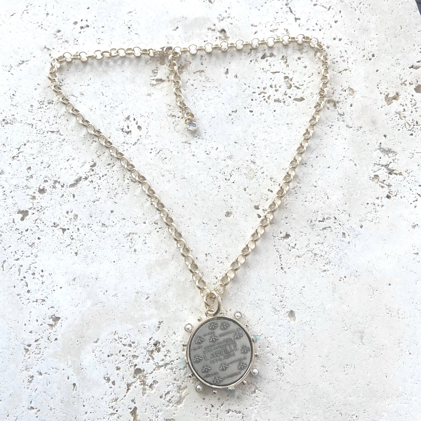Collar de moneda de abeja francesa, joyería de oro mate hecha a mano