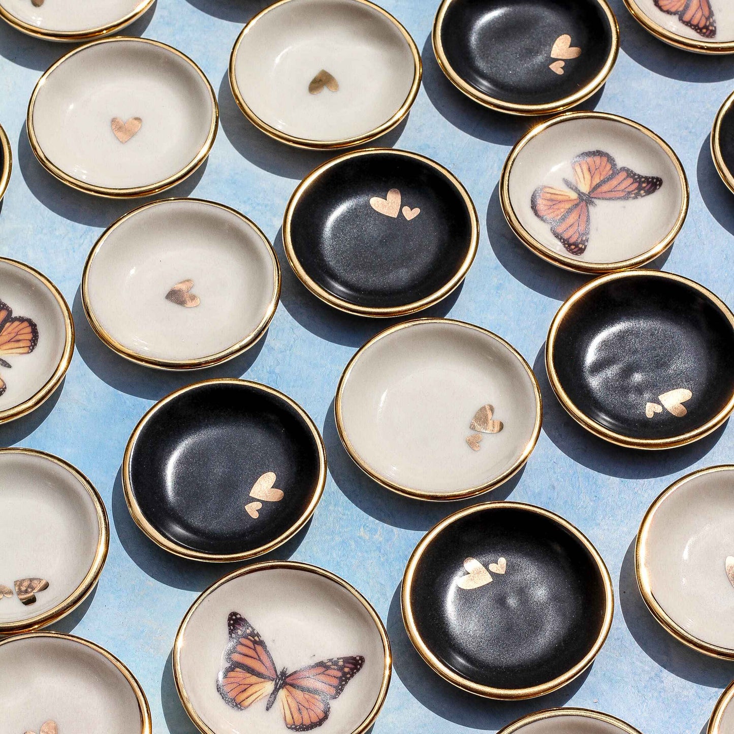 Cerámica Apricity - Plato para anillos con doble corazón negro | Cerámica hecha a mano con oro