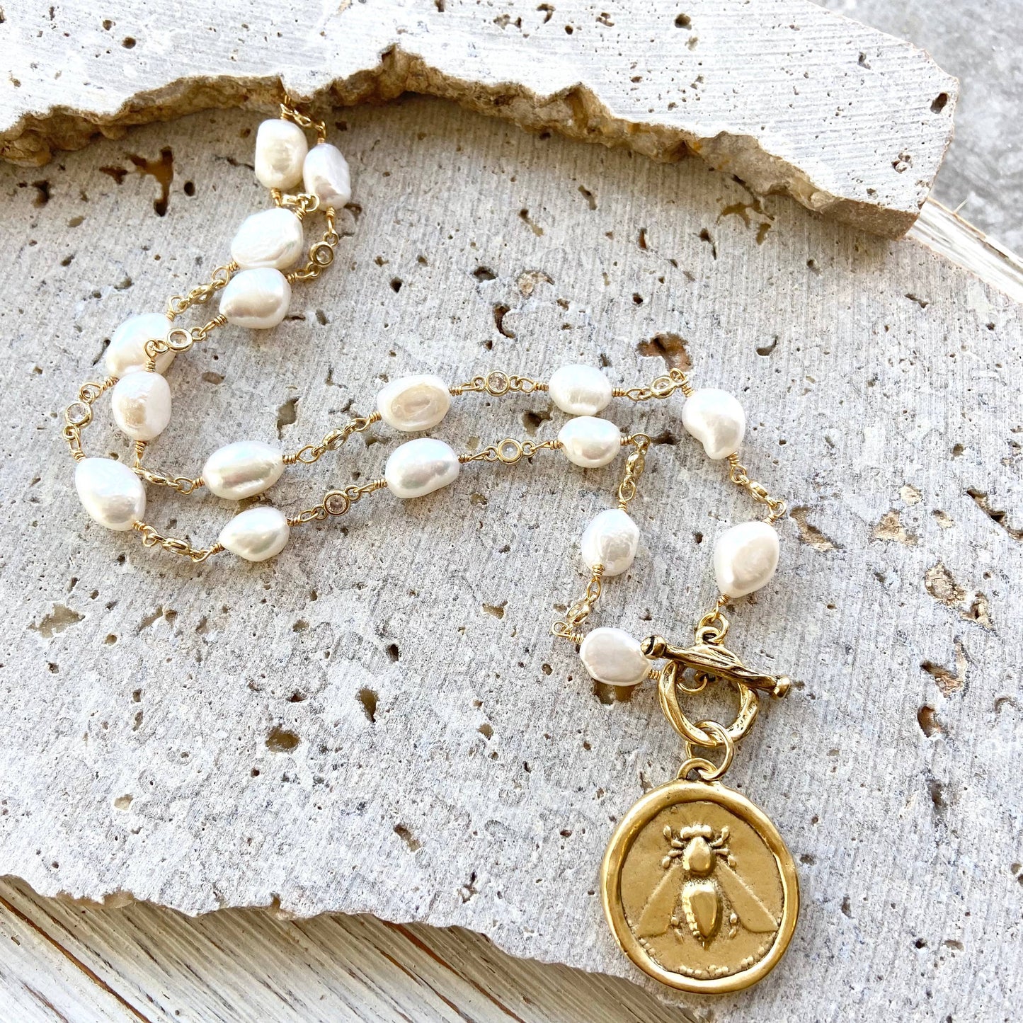 Queen bee pearl necklace