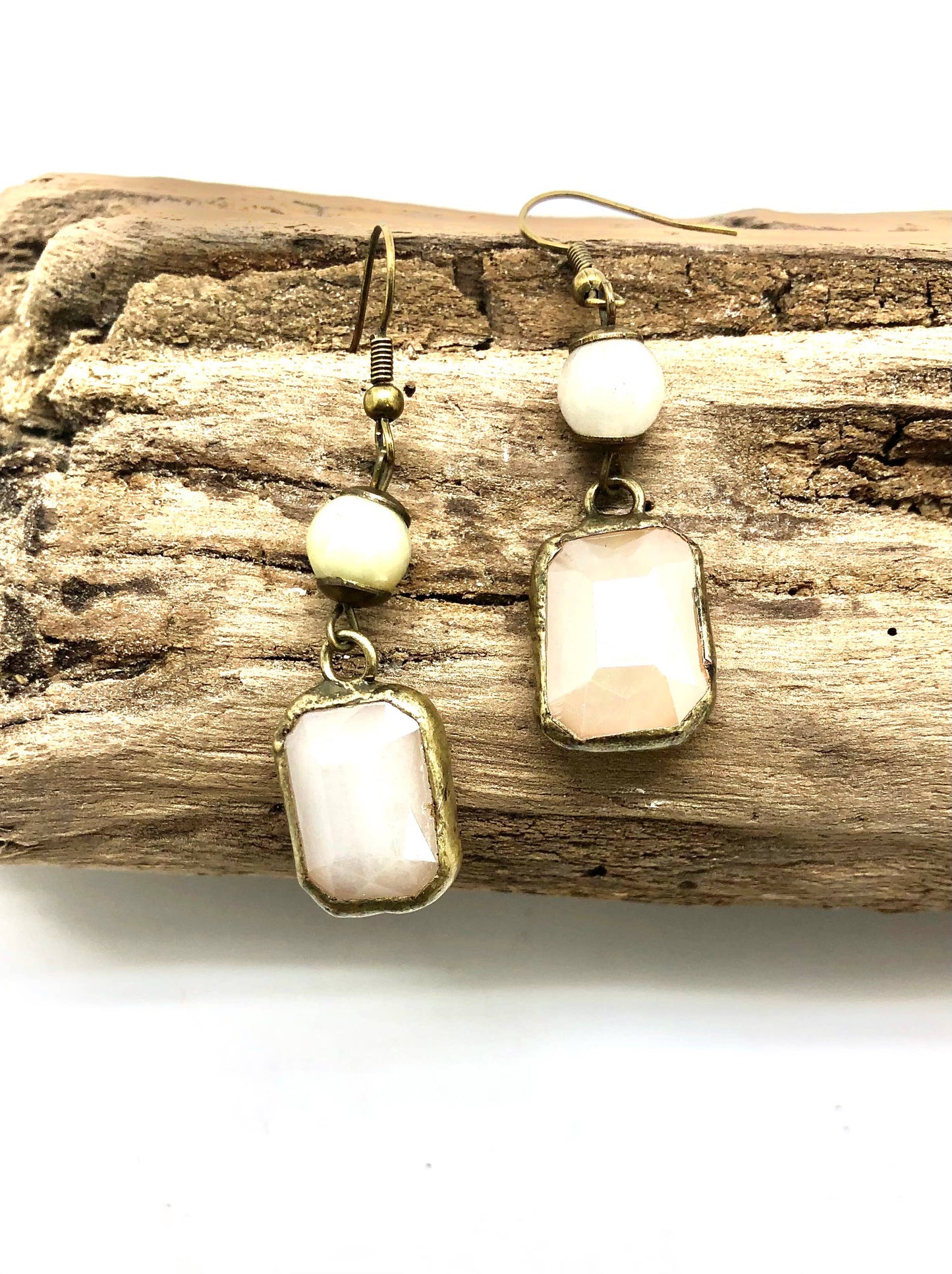 Earring AntiqueGold w/GlassBead&Square Drop French Hook