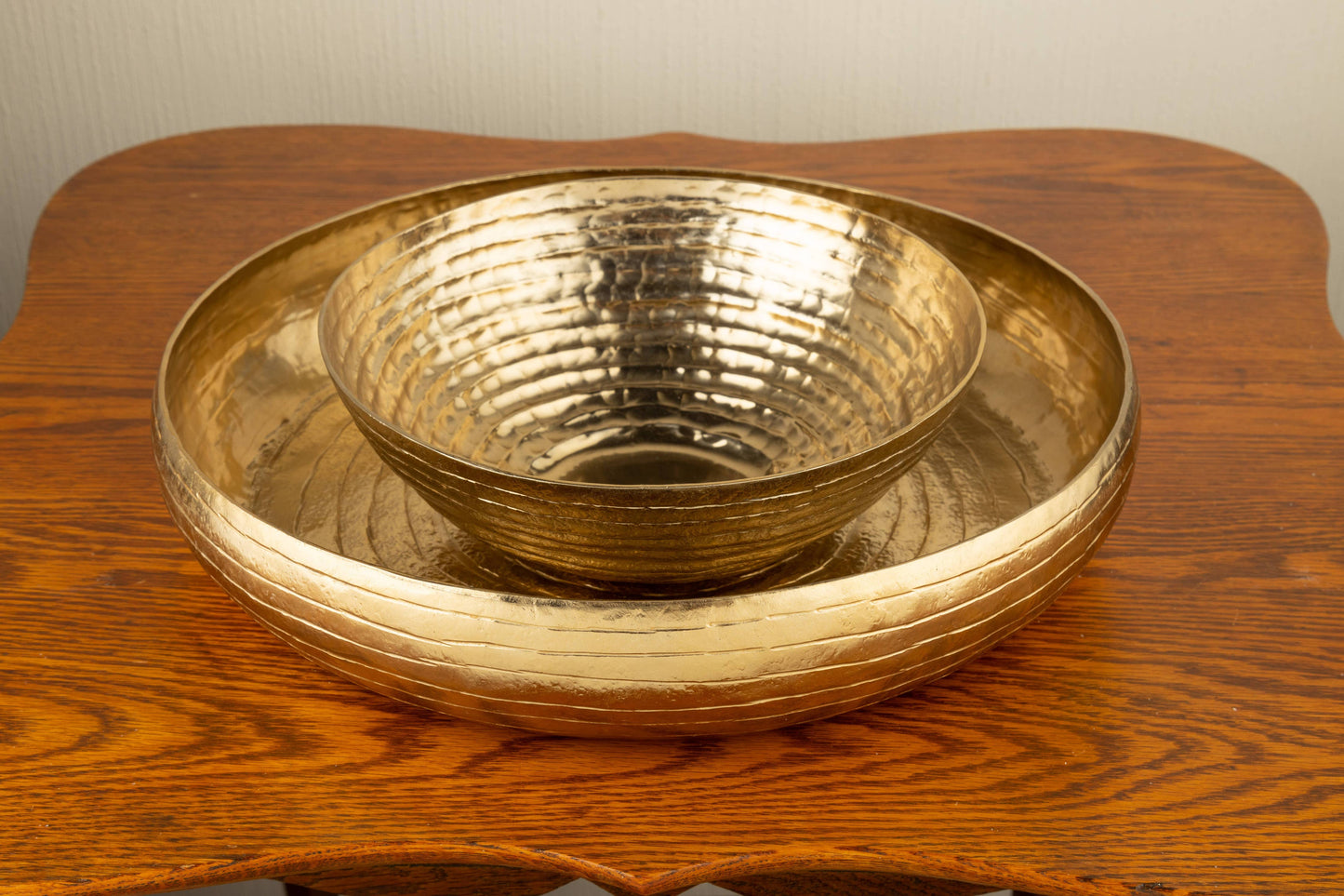 Hammered alum round tray w/ raised sides,gld,13in