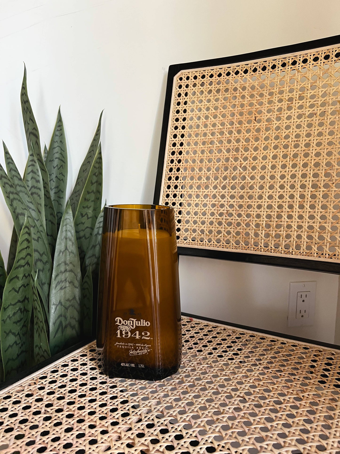 Recycled 1942 Candle: Amber/Sandalwood/Leather / Medium