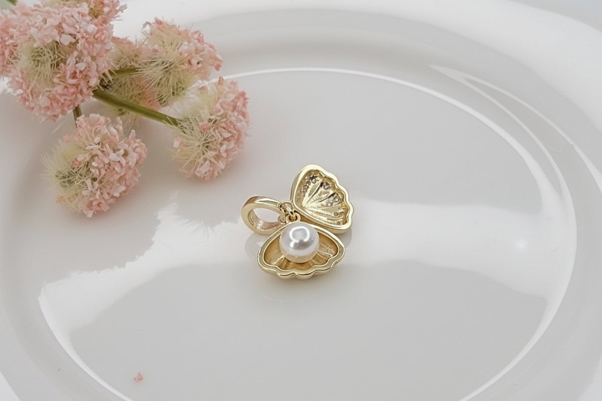 Sea Shell with Pearl Self Click On Charm