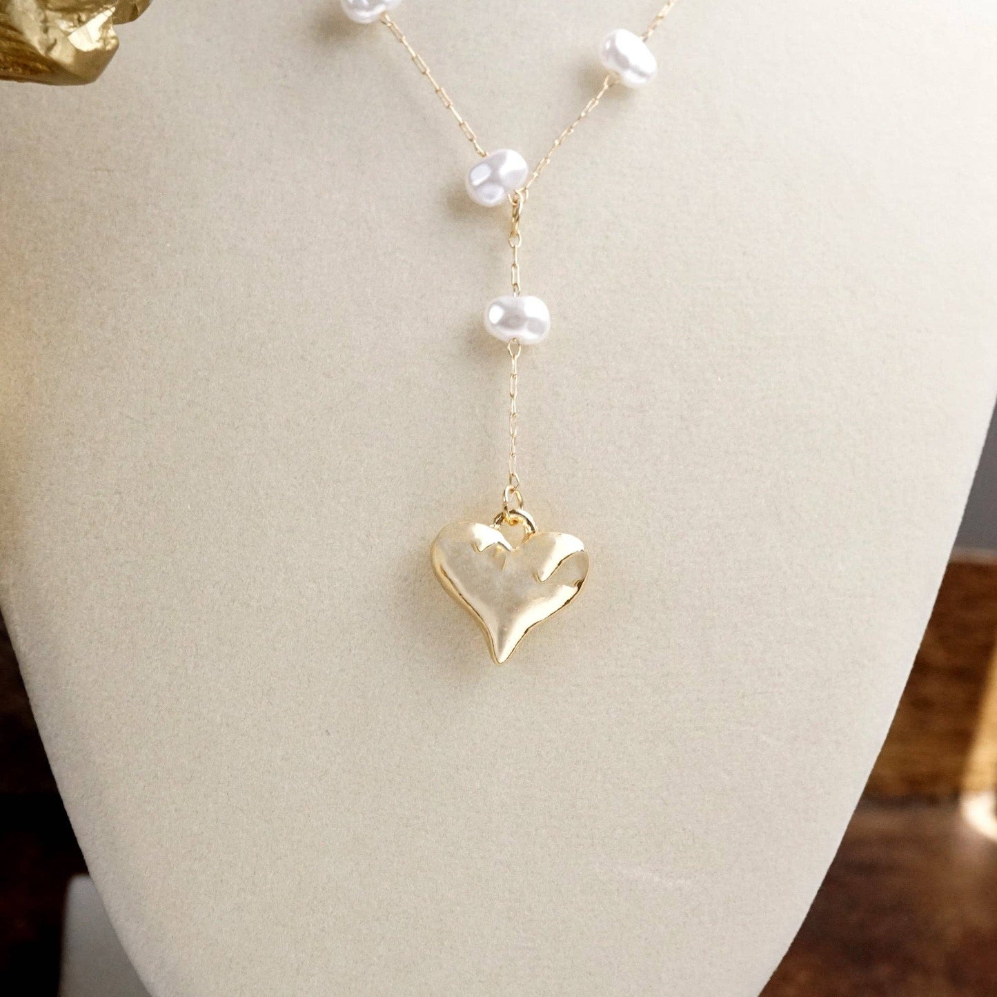Pearl Lariat Necklace with Puffy Heart Pendant – Gold Tone