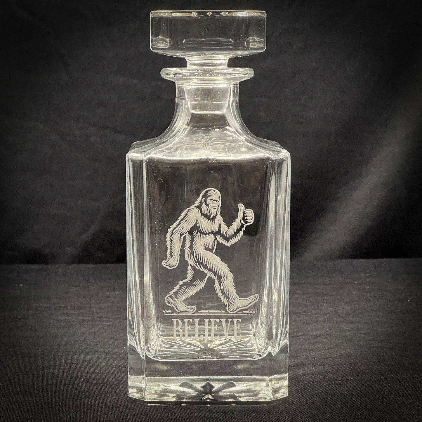 Adirondack Etching LLC - Bigfoot Believe - Decantador de whisky de 750 ml grabado