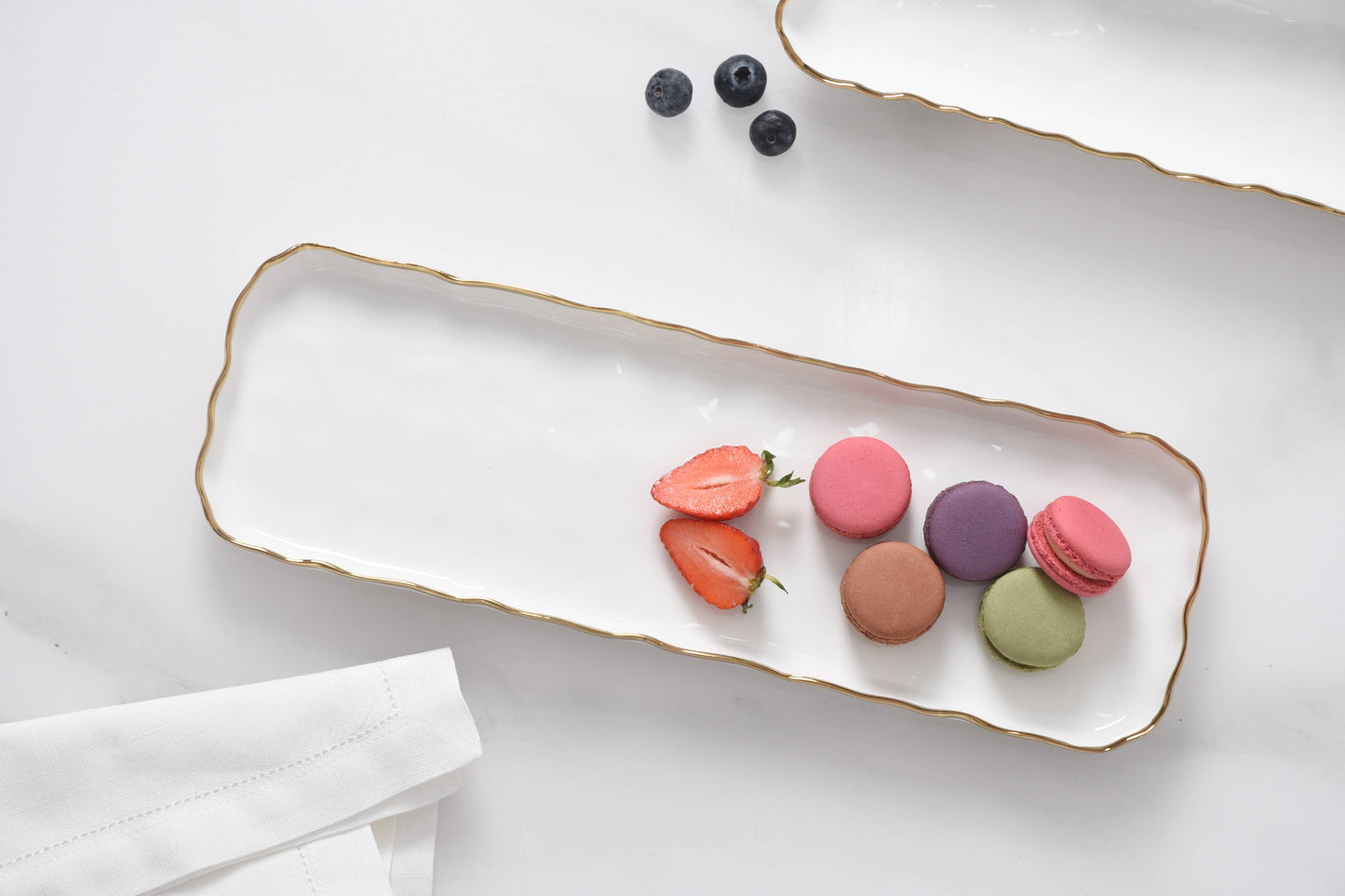 Bandeja rectangular pequeña con borde dorado.