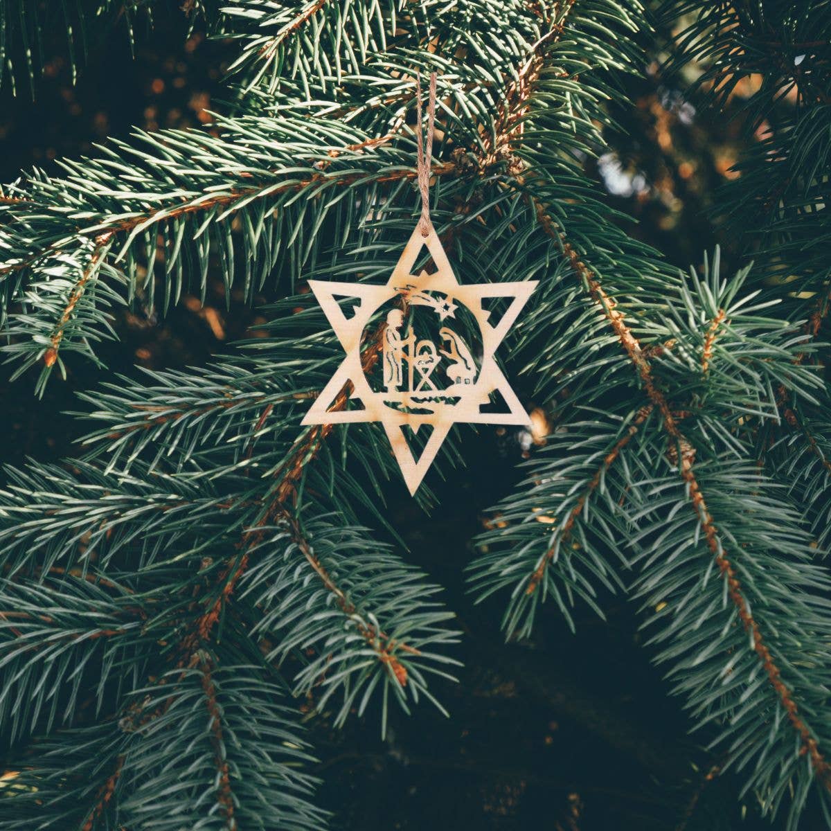 ORNAMENT STAR WITH HOLY FAMILY WOOD 3.875"