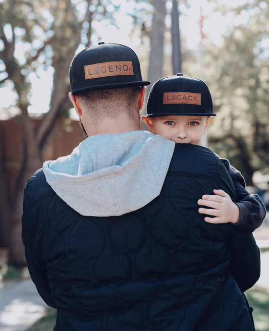 Para: Flechas Pequeñas - Regalo del Día del Padre - Gorra con Parche de Cuero Genuino Legend + Legacy
