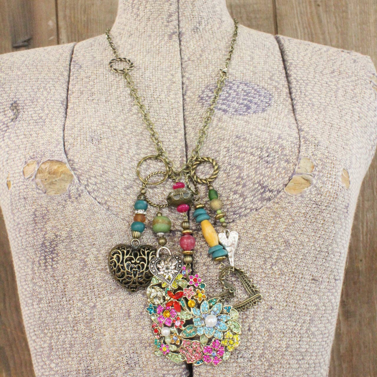 Collar con dijes de corazón de metal mixto, divertido y caprichoso