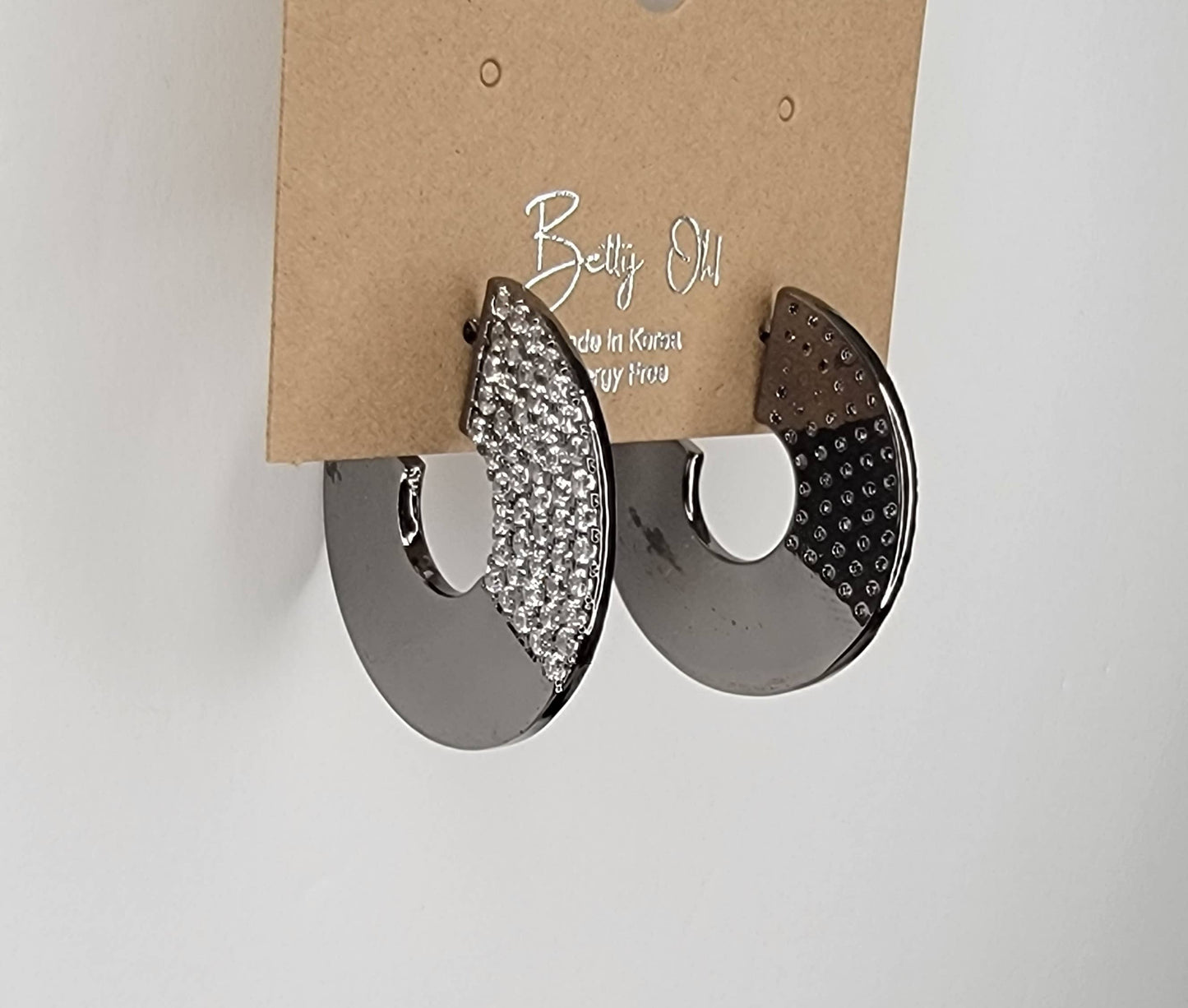 CZ CIRCLE HOOP-Lage with Post