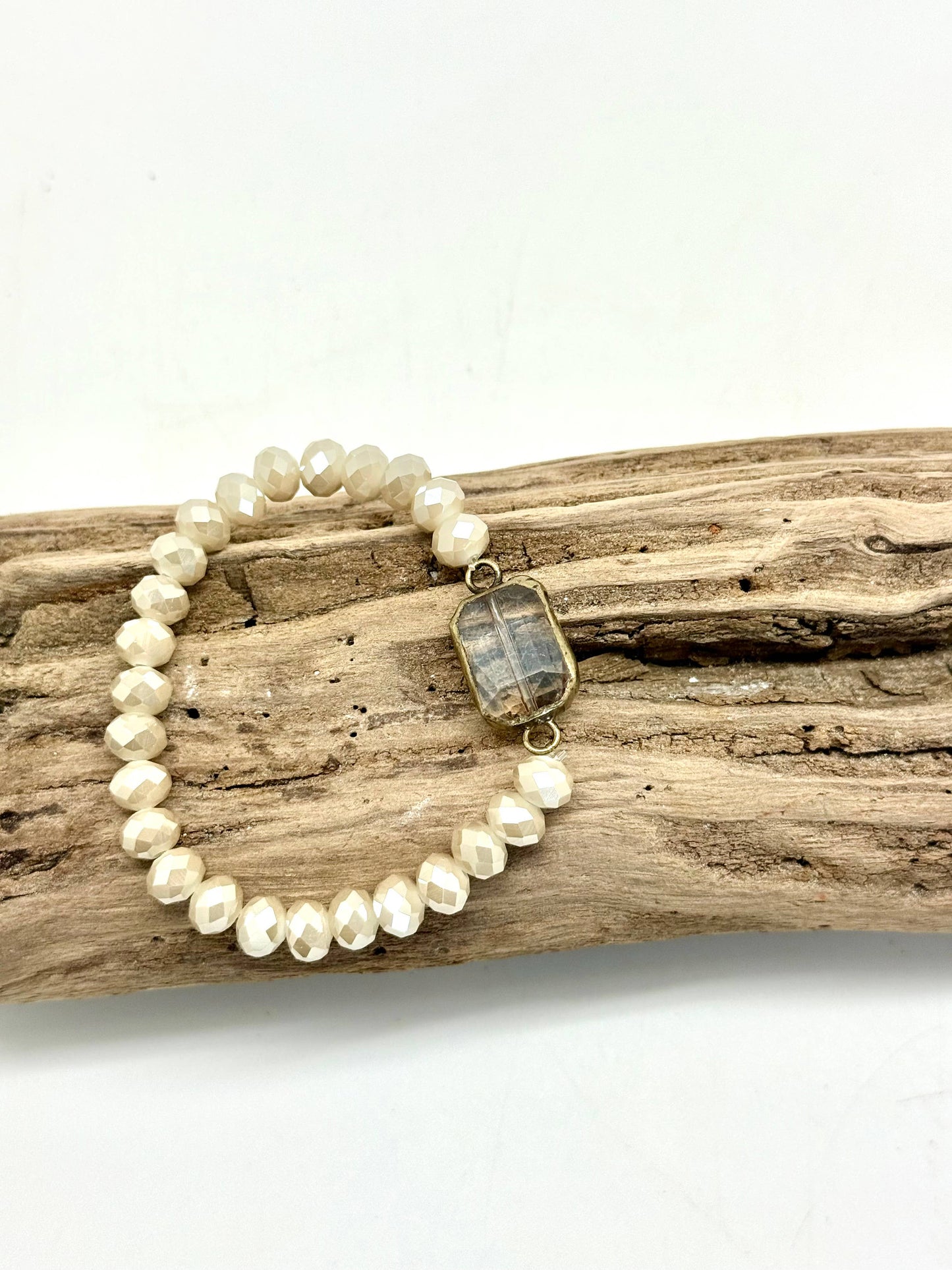 Rant & Rave Classic - Pulsera elástica de vidrio crema biselado con centro de vidrio biselado cuadrado.