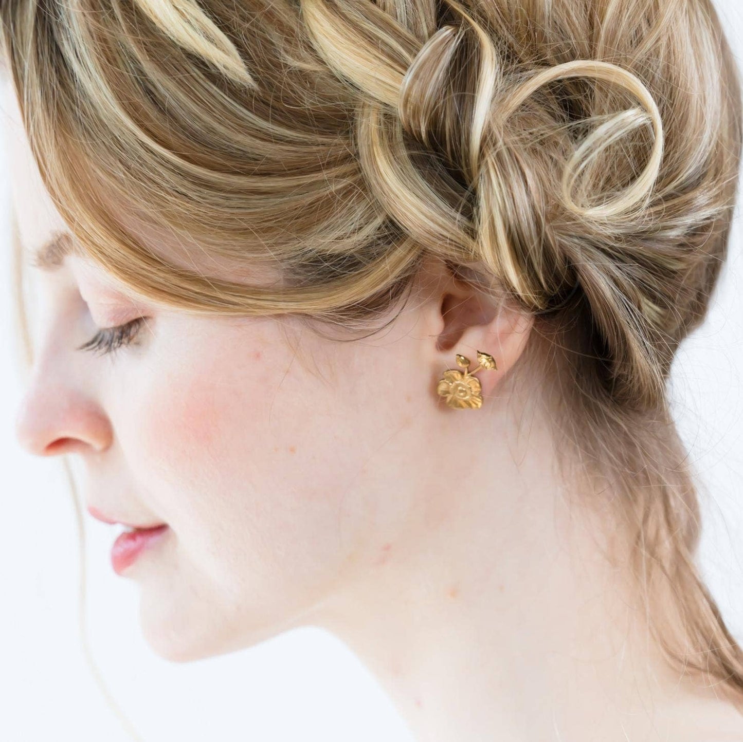 Pendientes de flor con tachuelas