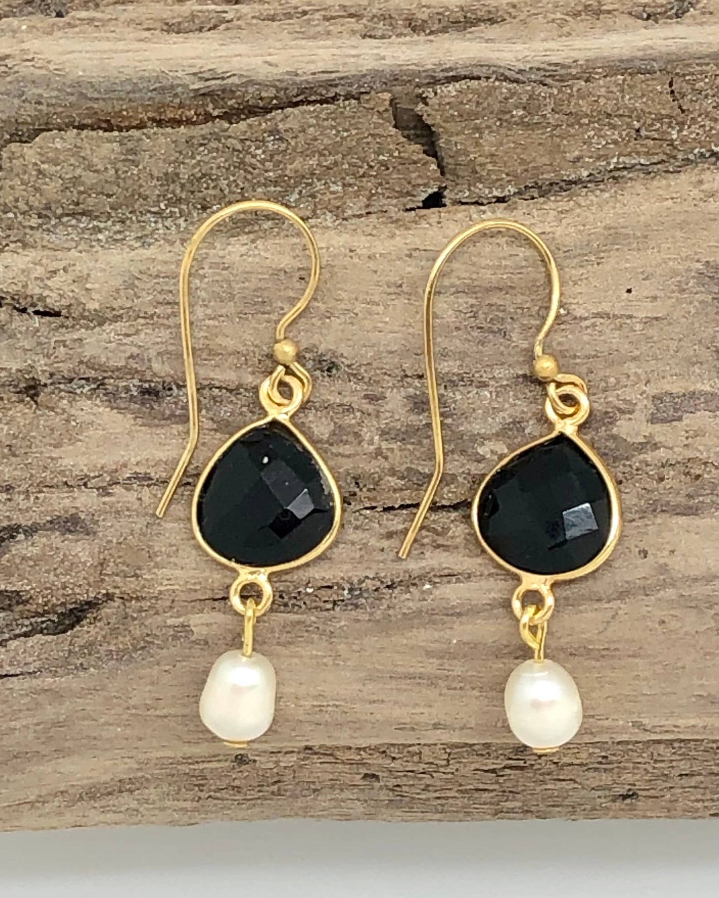 Rant & Rave Classic - Pendiente con bisel de cristal negro y perla de agua dulce en forma de gota dorada