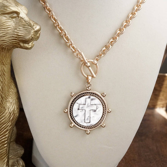 Collar de cadena con monedas cruzadas y cierre de palanca frontal (tono plateado o dorado)