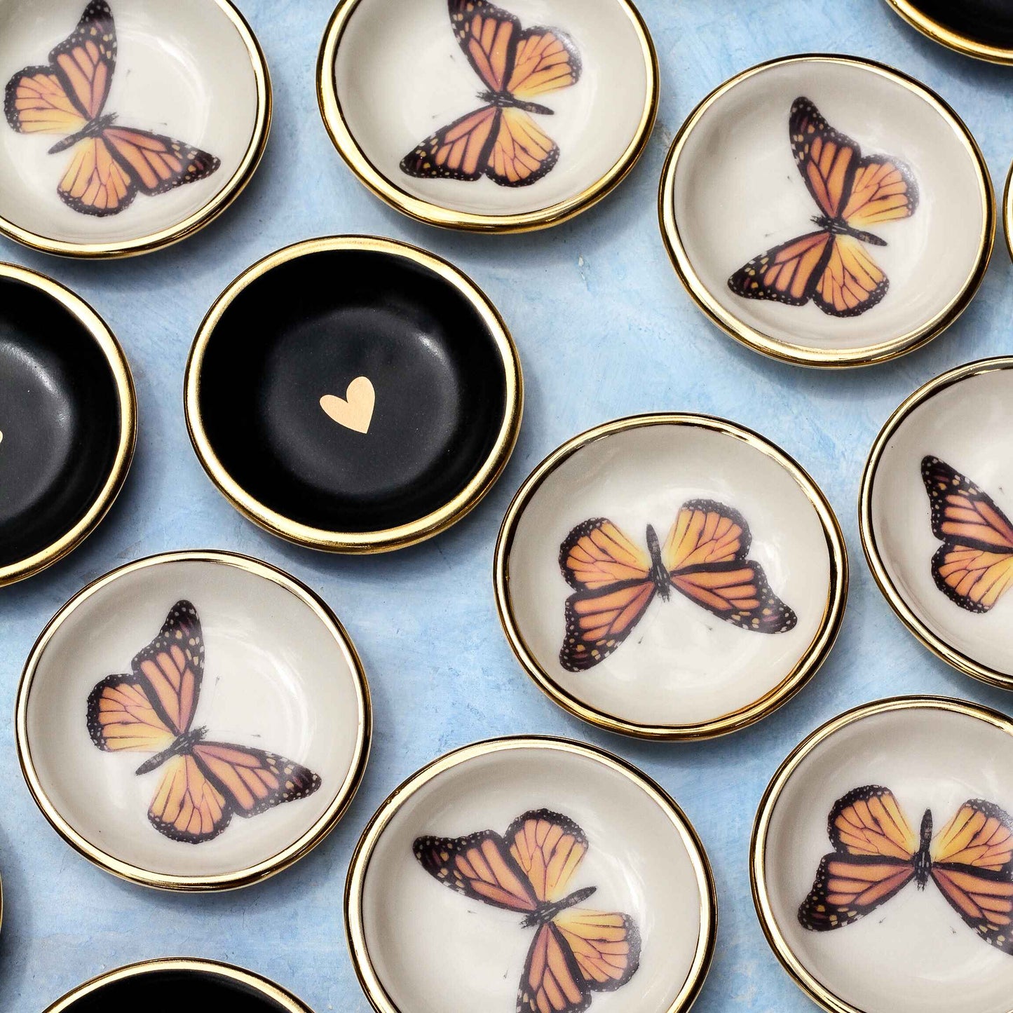 Cerámica Apricity - Plato para anillos con forma de corazón negro | Cerámica hecha a mano con oro
