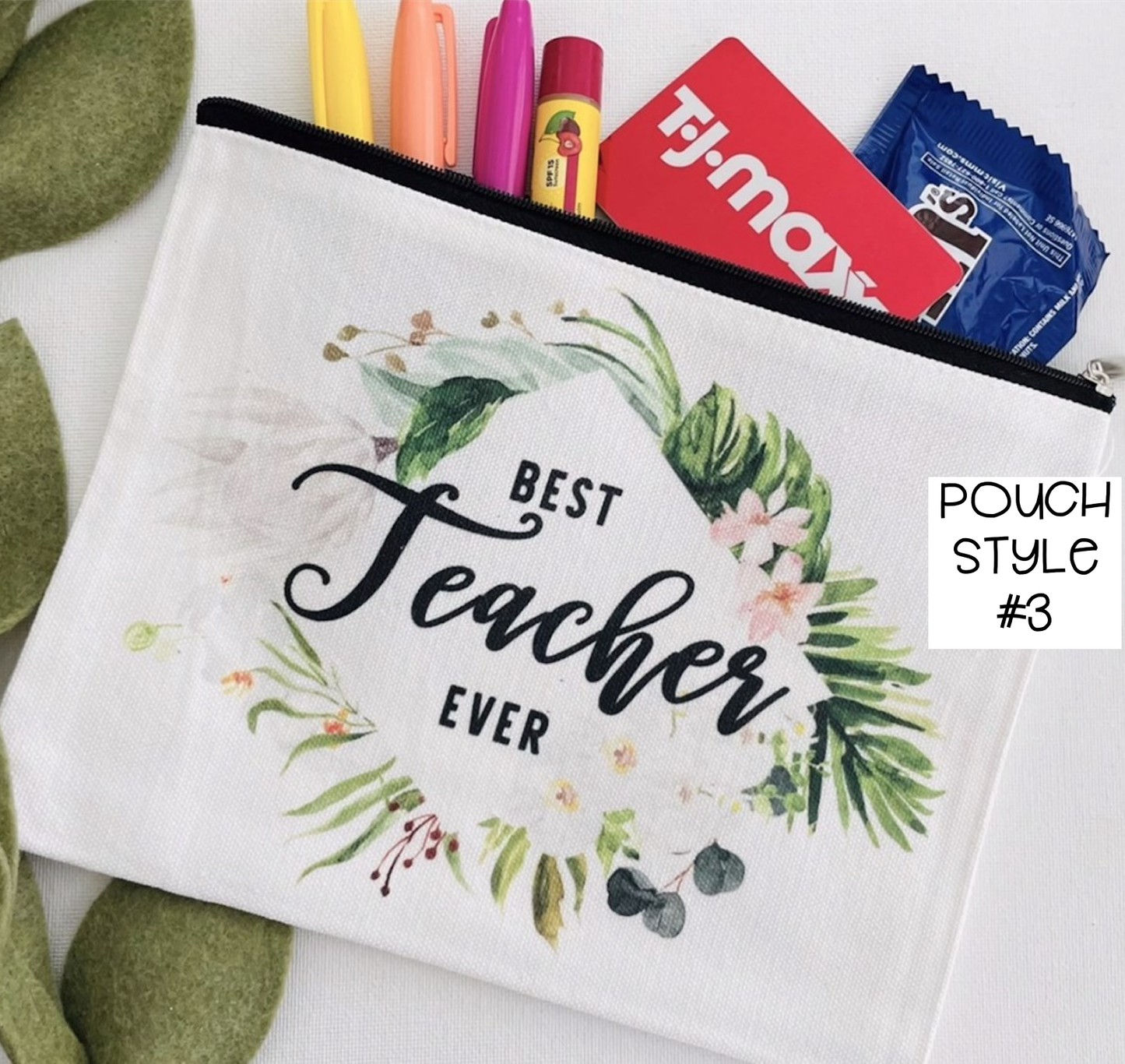 Bolsa, etiqueta y cinta de regalo listas para obsequiar al profesor en señal de agradecimiento.