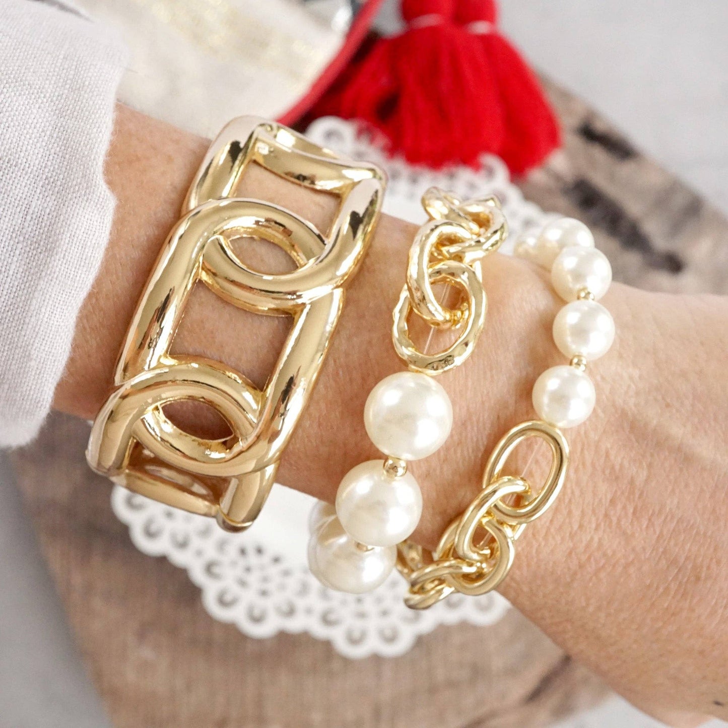 Pulsera de cadena dorada y perlas grandes