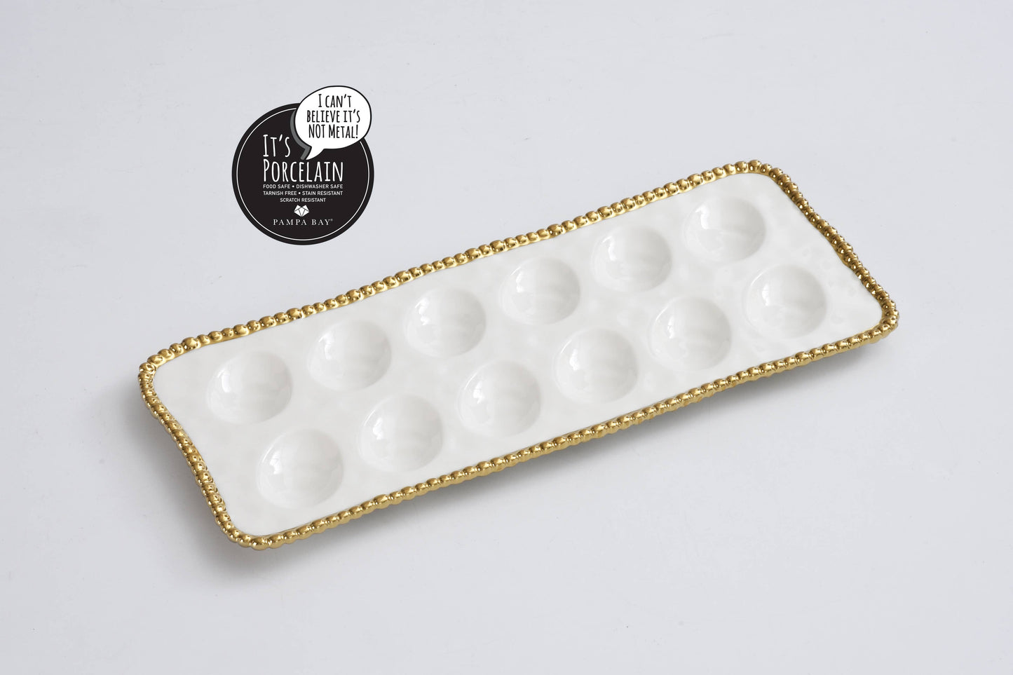 Bandeja para huevos rellenos con borde dorado.