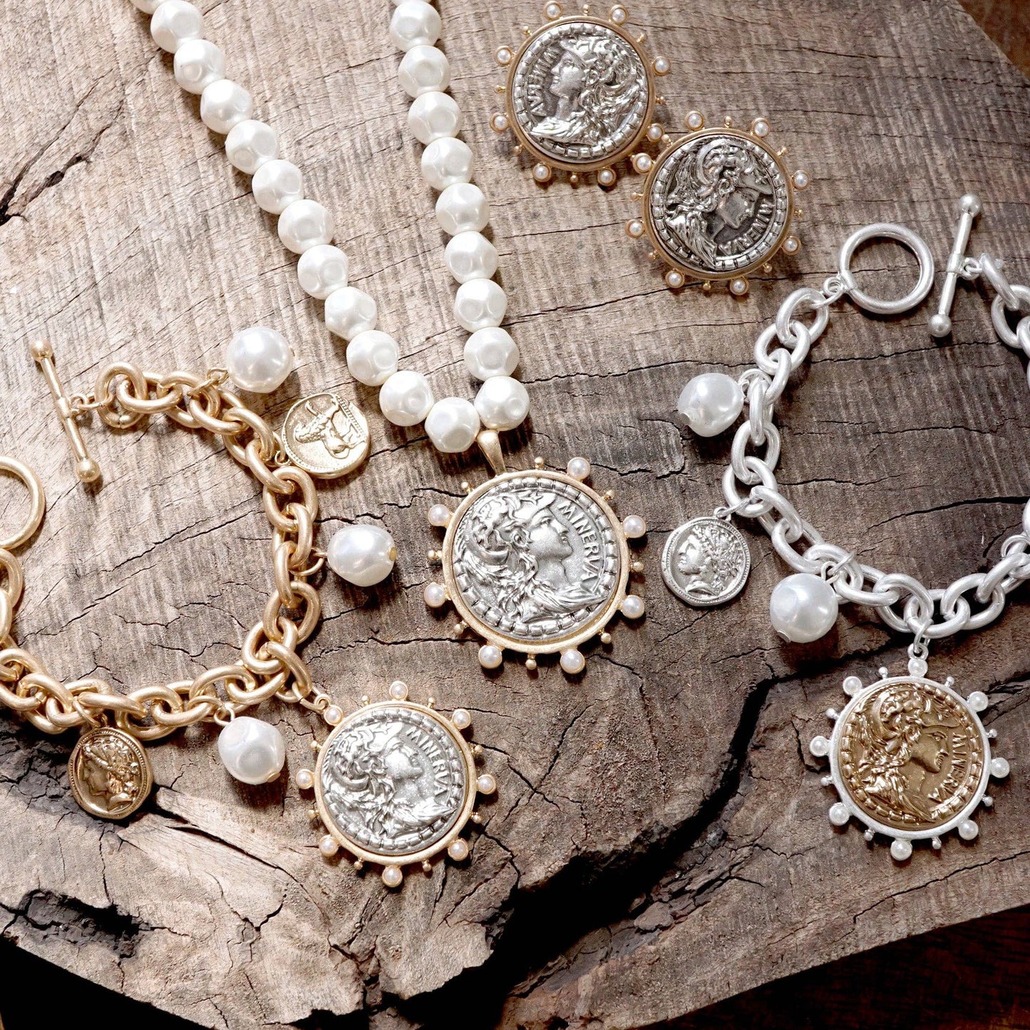 Collar bohemio con dijes de monedas y perlas en tonos dorados y plateados