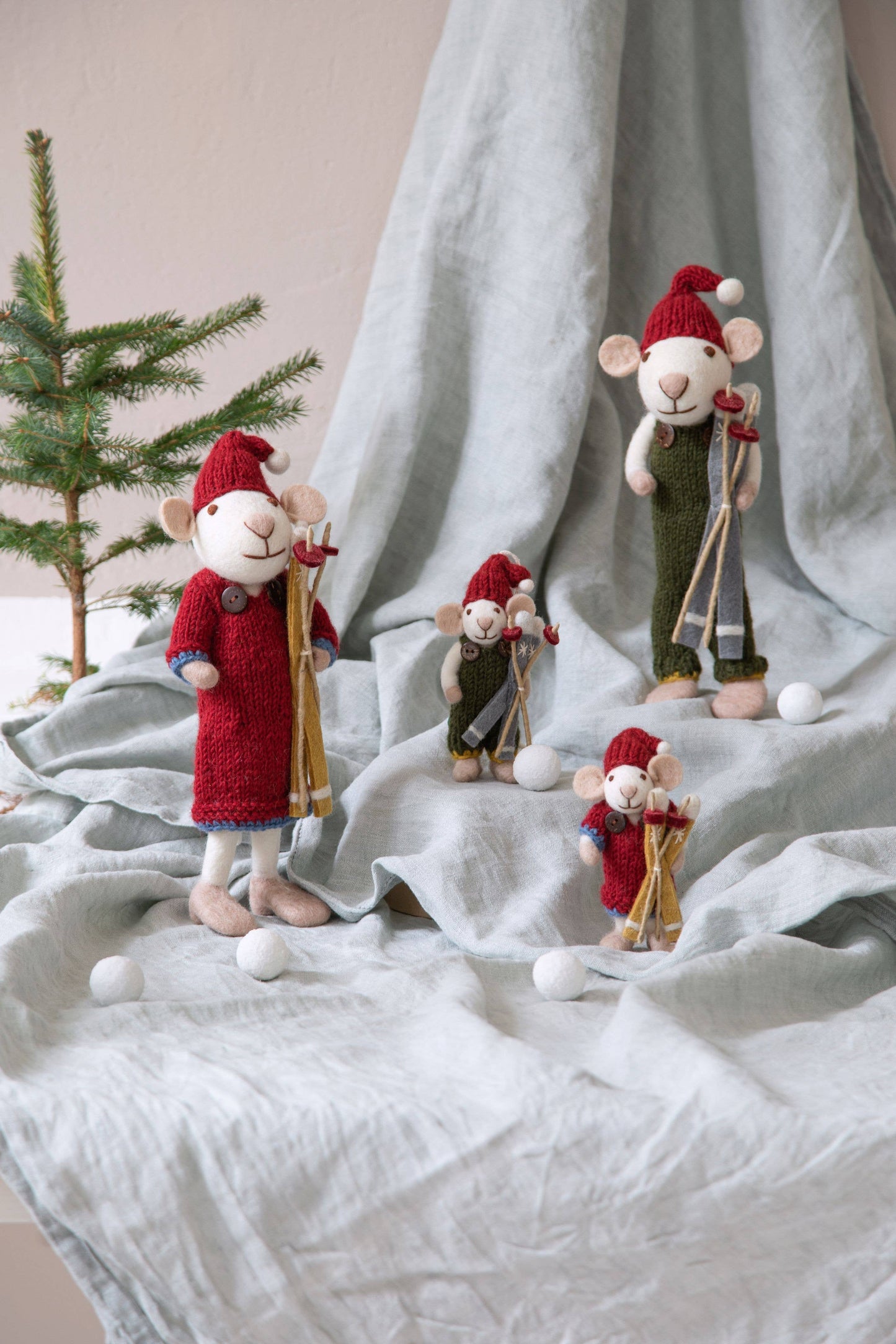 Gry and Sif - Small White Girly Mouse w/Red Dress & Ski