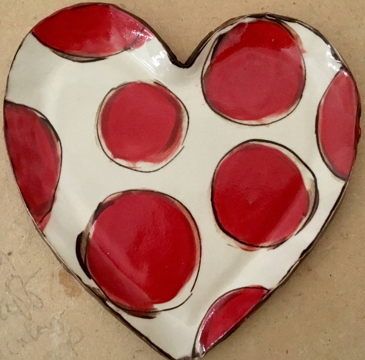 Plato pequeño de corazón (lunares rojos)