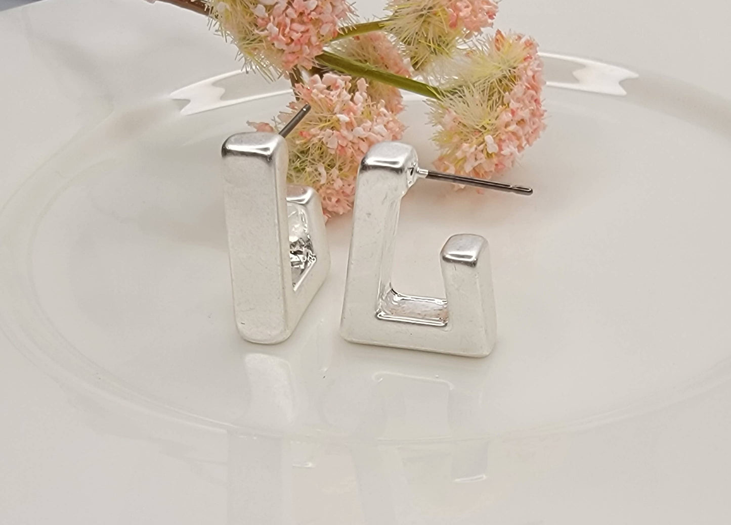 REGTANGLE HOOP EARRINGS