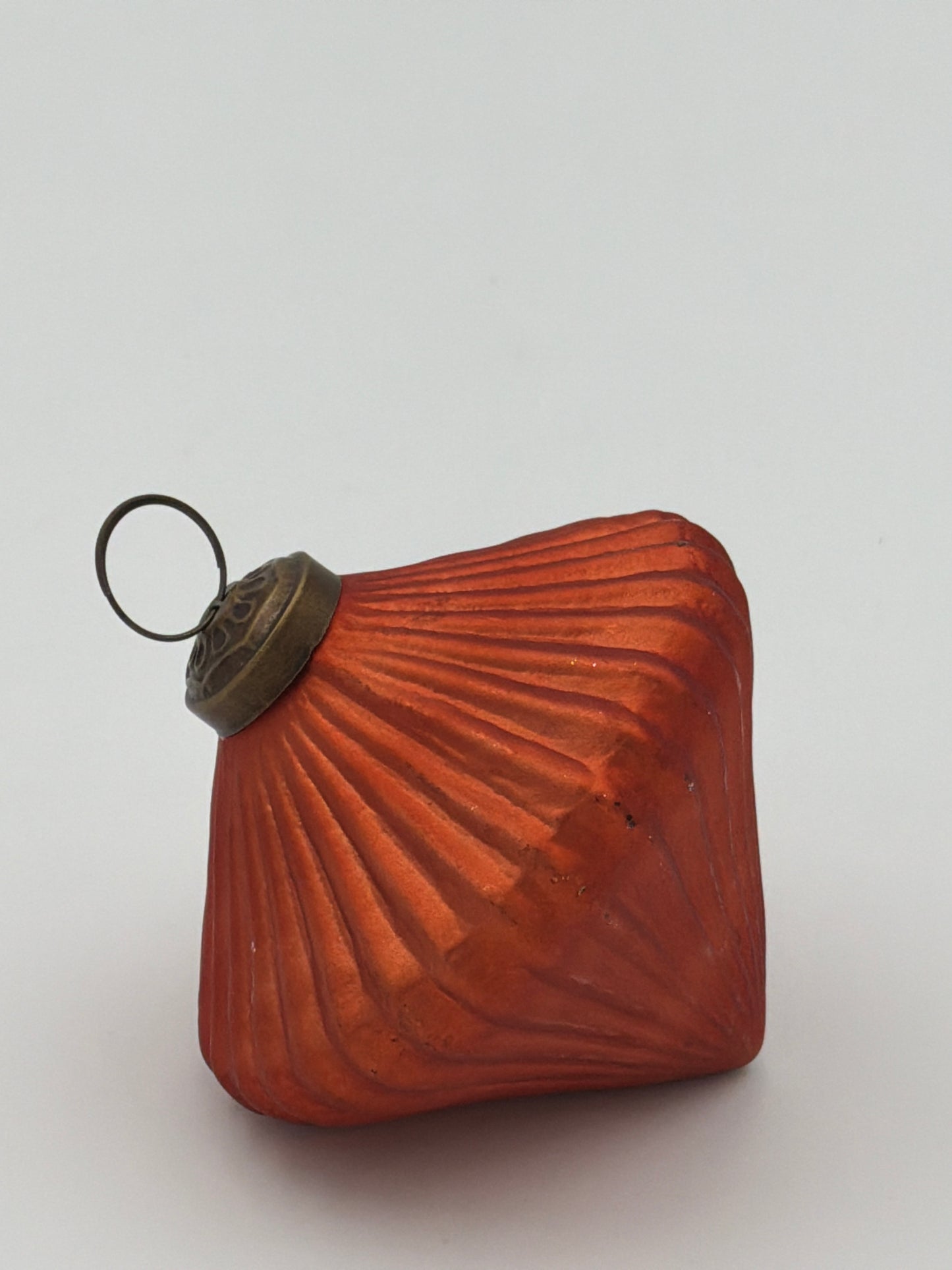 Adorno de vidrio naranja quemado acanalado de 3,75"