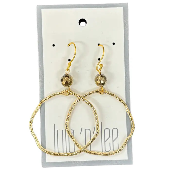 Anillo martillado bañado en oro y pendientes de pirita.