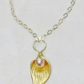 Gold Lily Pearl Necklace-Pink/Peach