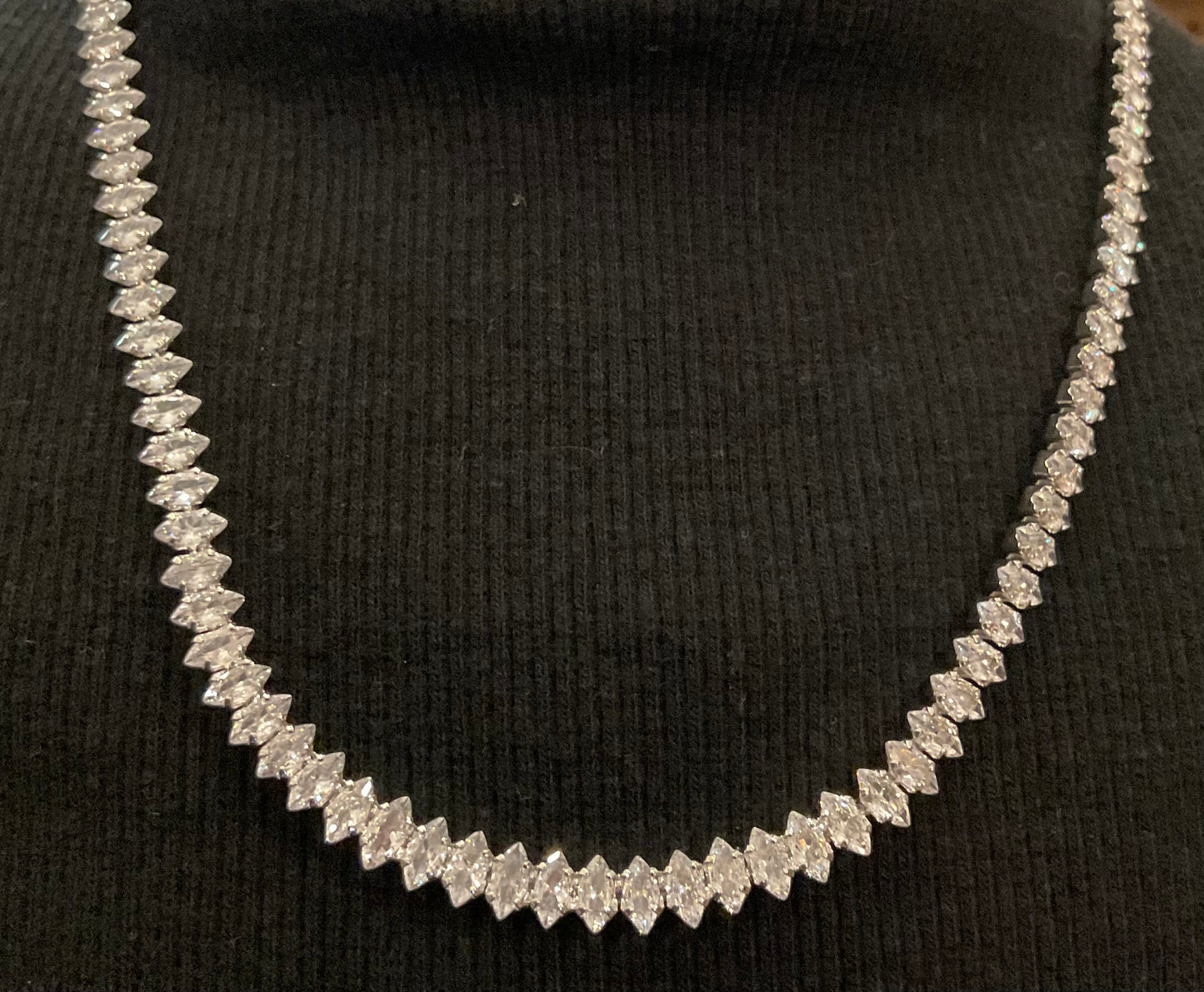 Collar con cadena de plata y circonita cúbica en forma de marquesa.