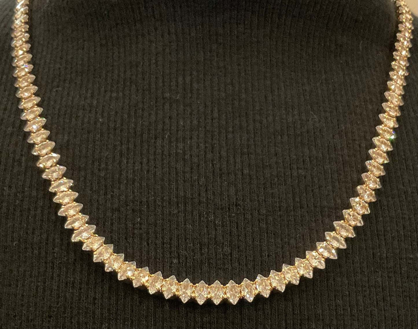 Collar con cadena de eslabones de oro y circonita cúbica de corte marquesa.