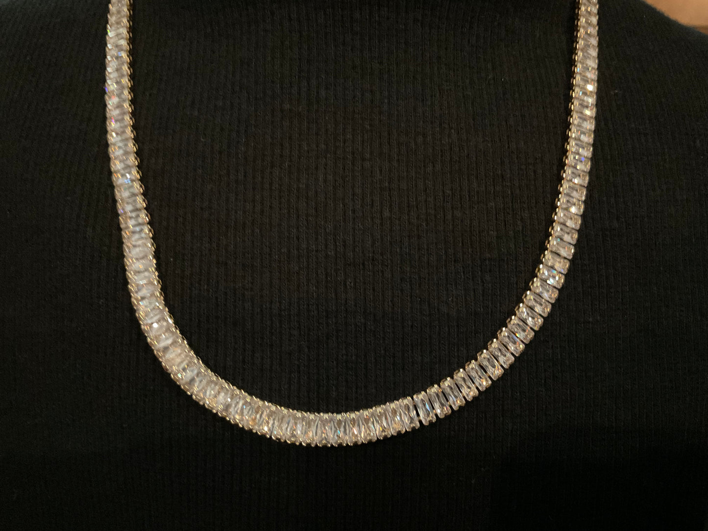 Collar con cadena de eslabones de oro y circonita cúbica de corte cuadrado.