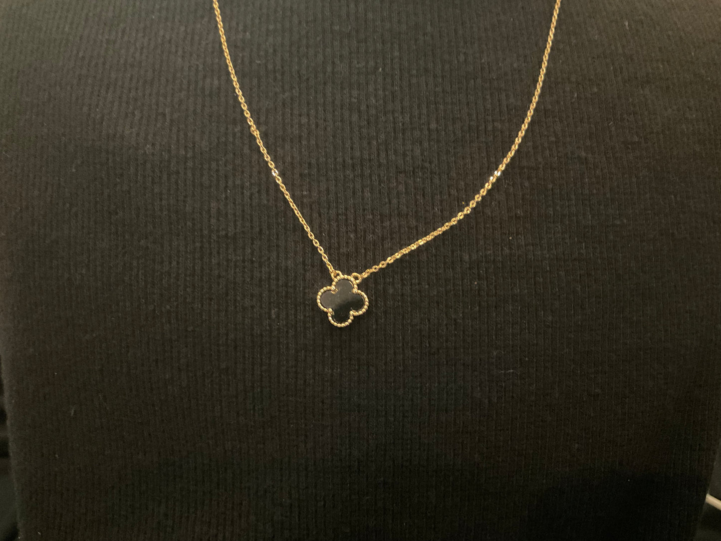 Collar con dije de trébol de cuatro hojas negro