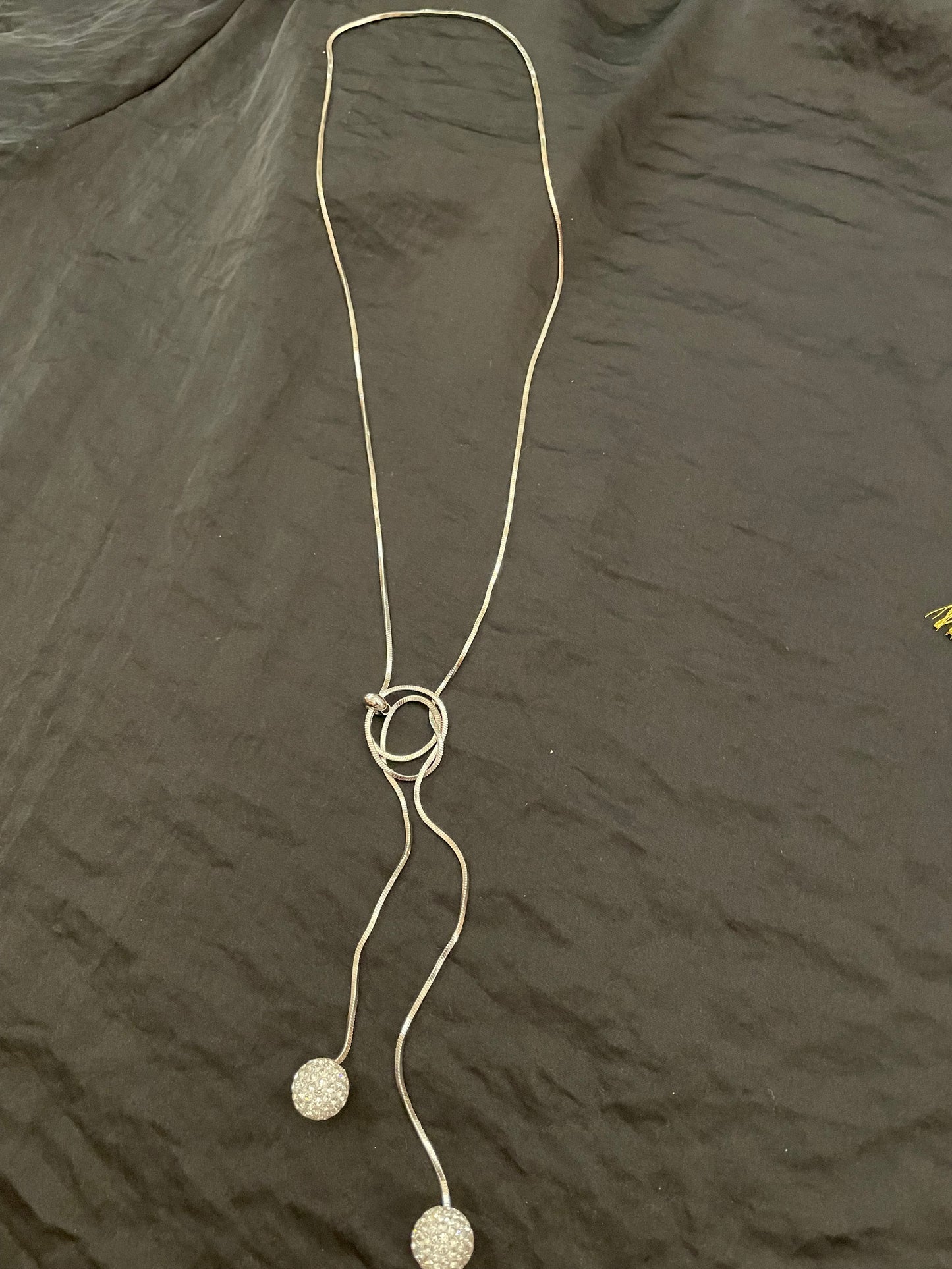 Collar con dije de pedrería y deslizador plateado