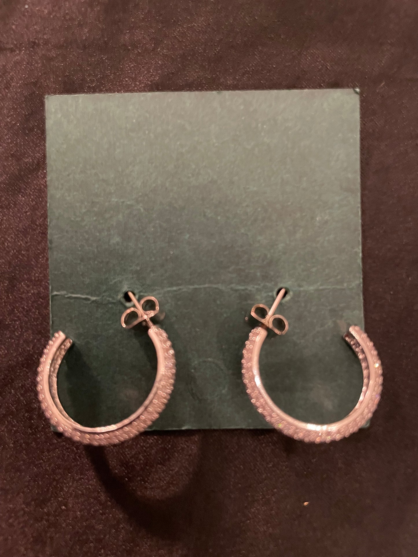 Pendientes de aro con cierre de clic en oro y circonita.