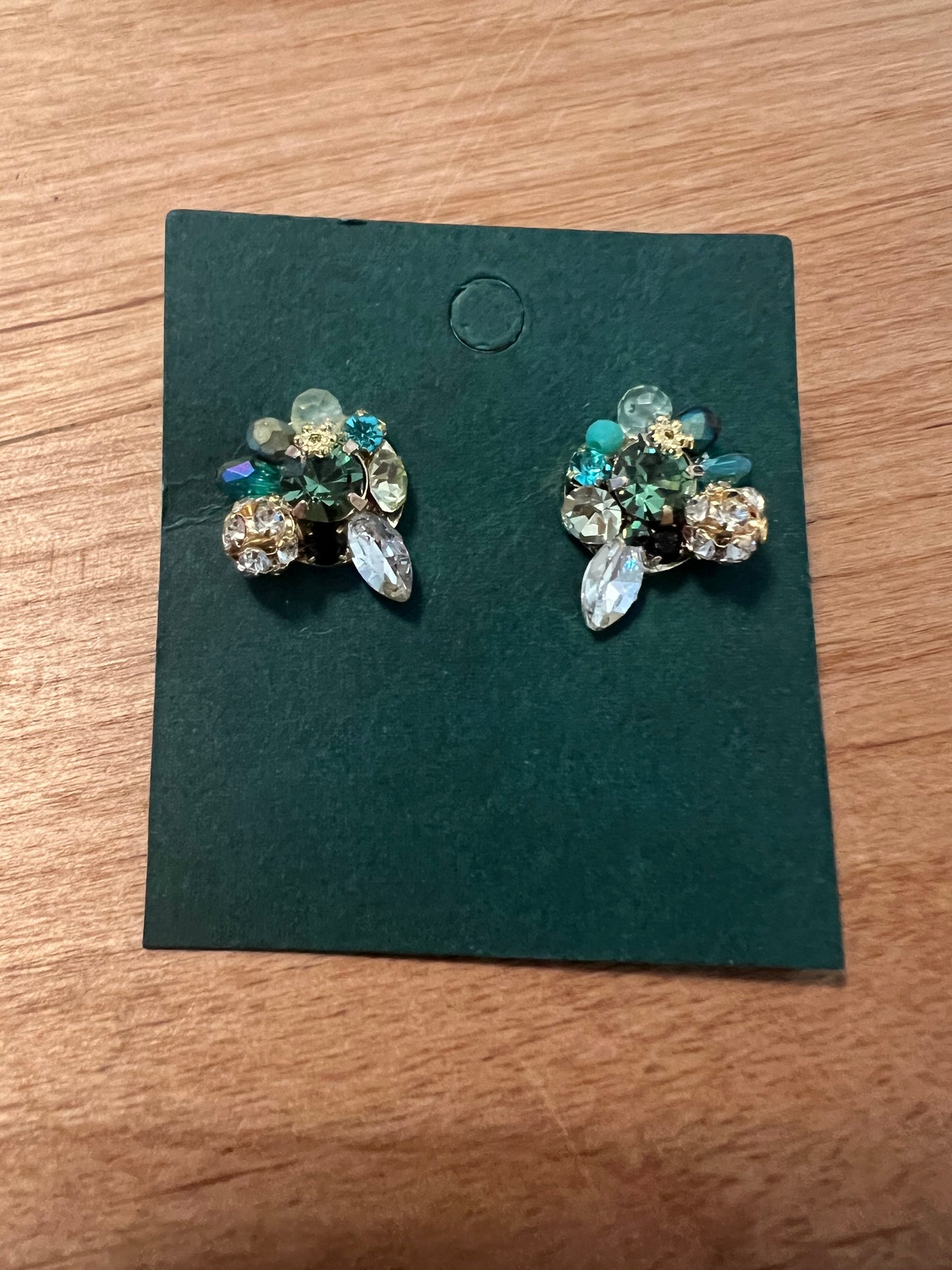 Pendientes de cristal esmeralda hechos a mano.