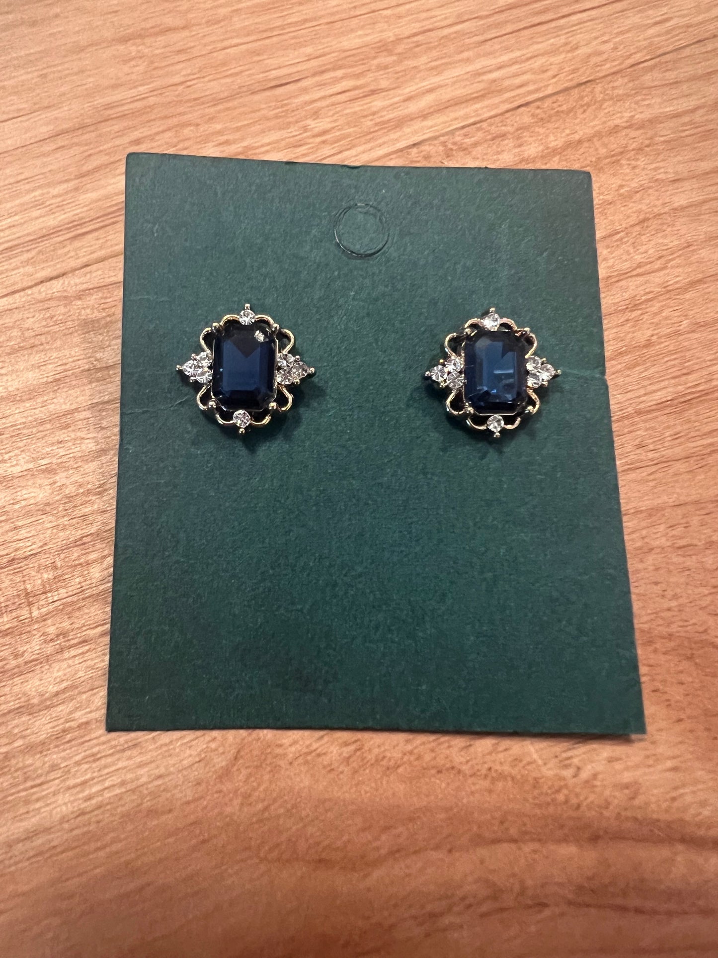 Pendientes de cristal de zafiro de estilo vintage.