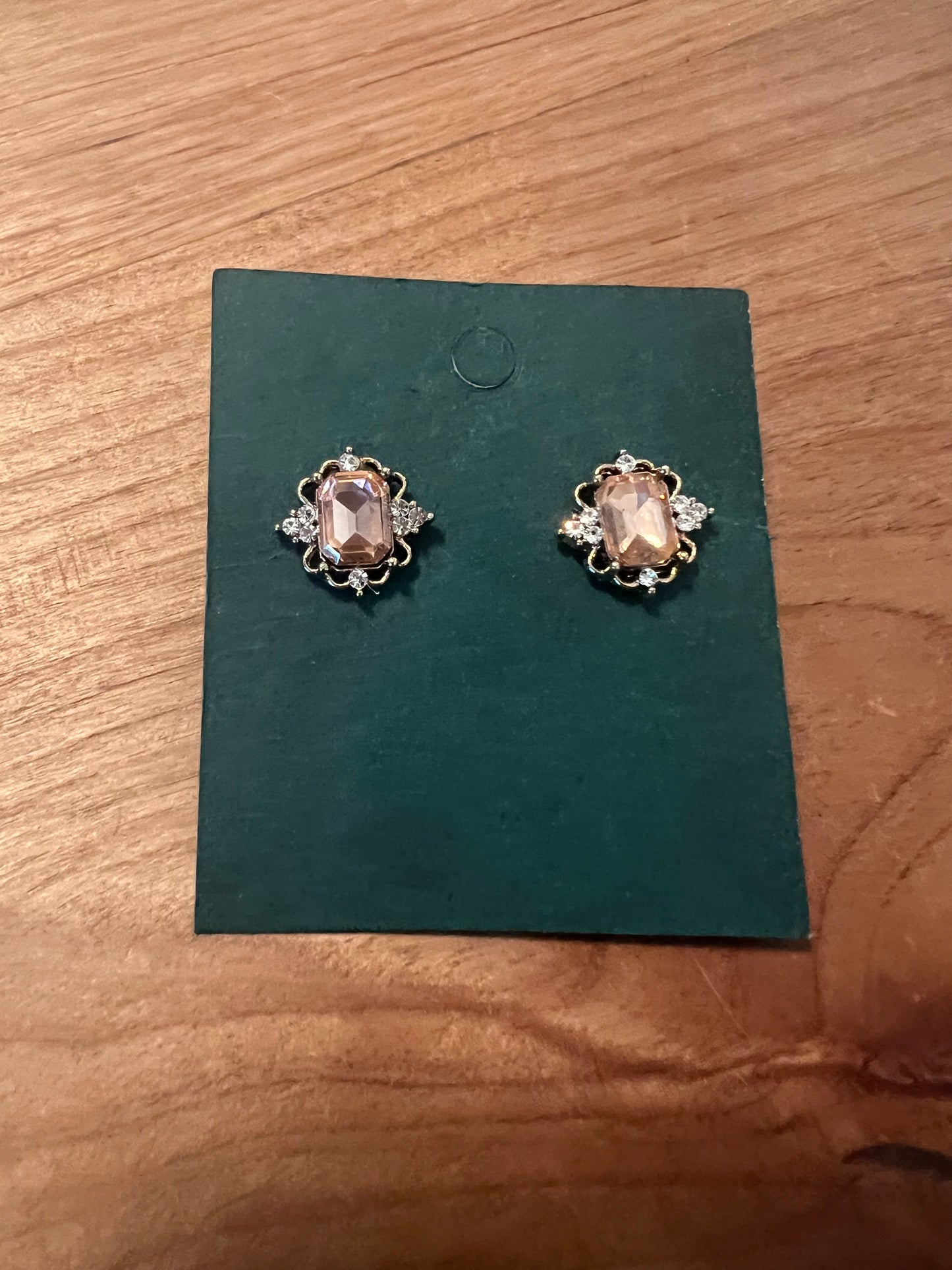 Pendientes de cristal color rubor de estilo vintage.