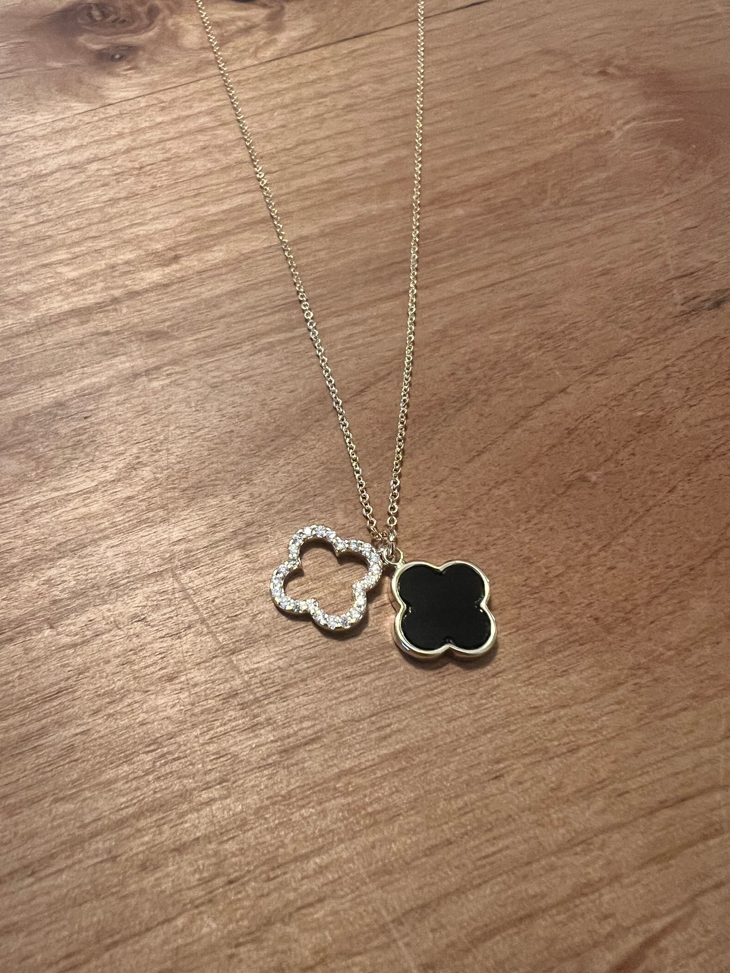 Colgante de trébol de cuatro hojas negro de doble capa.