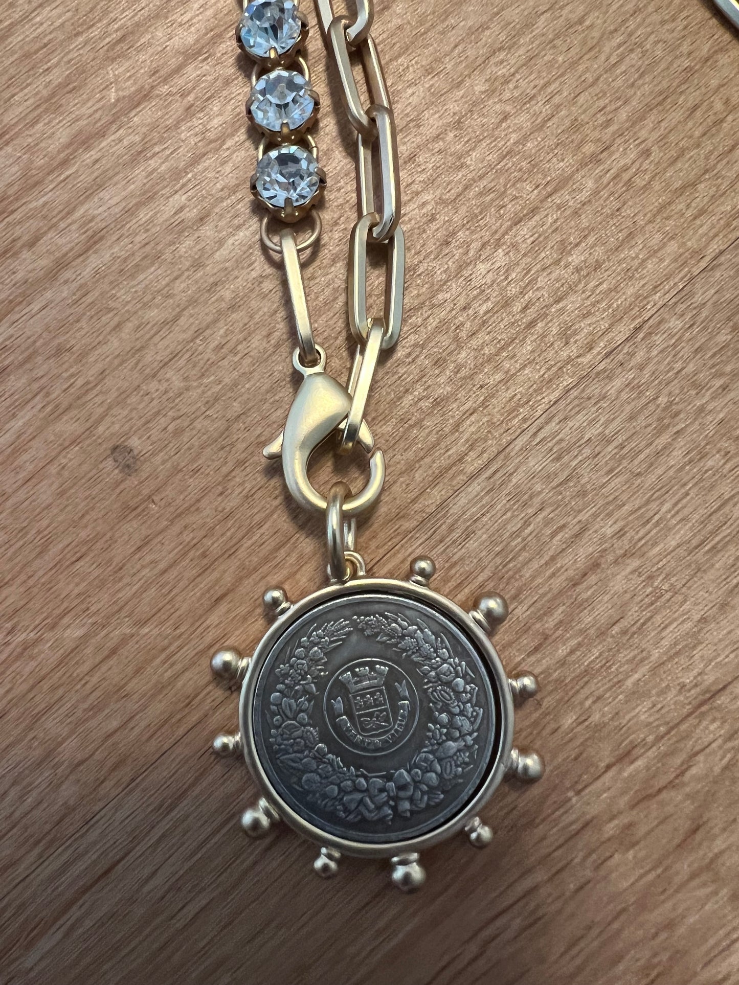 Collar con moneda francesa V