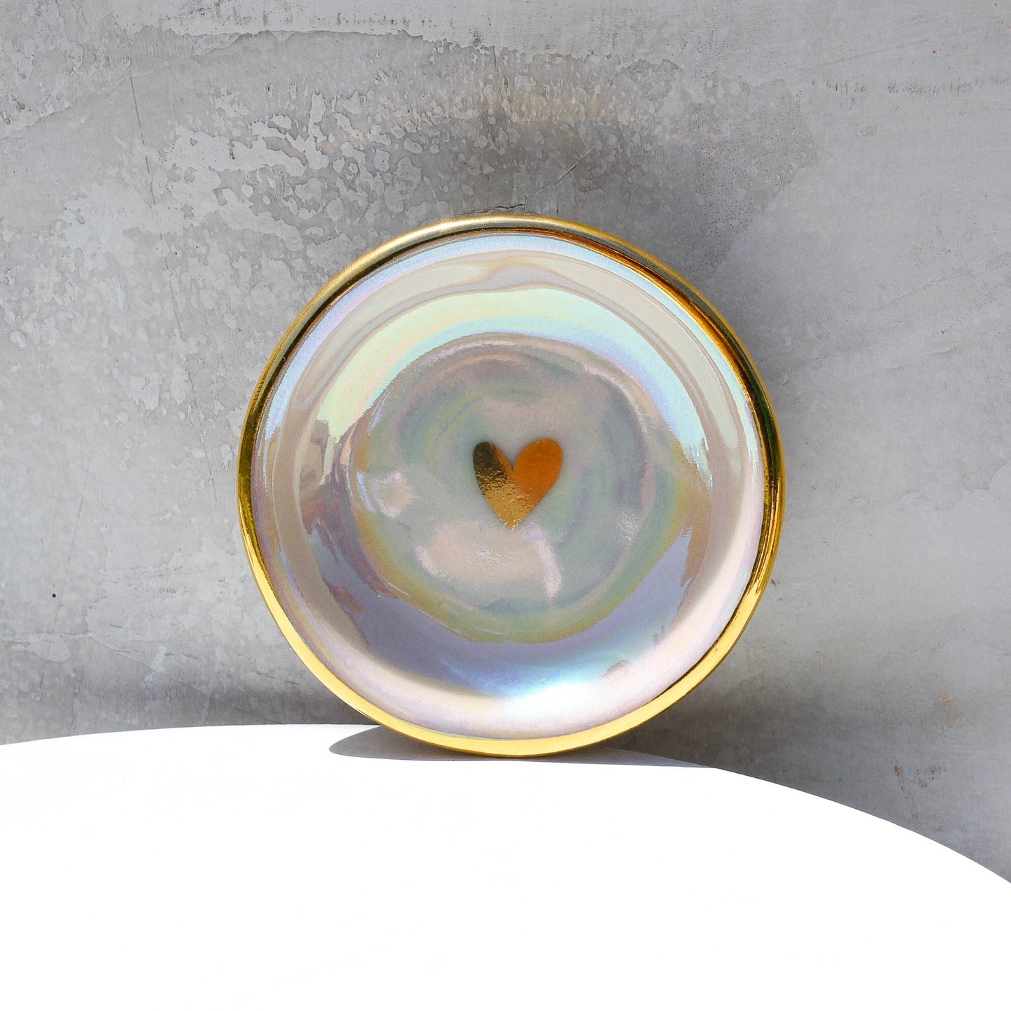 Cerámica Apricity - Plato para anillos con forma de corazón iridiscente | Cerámica hecha a mano con oro